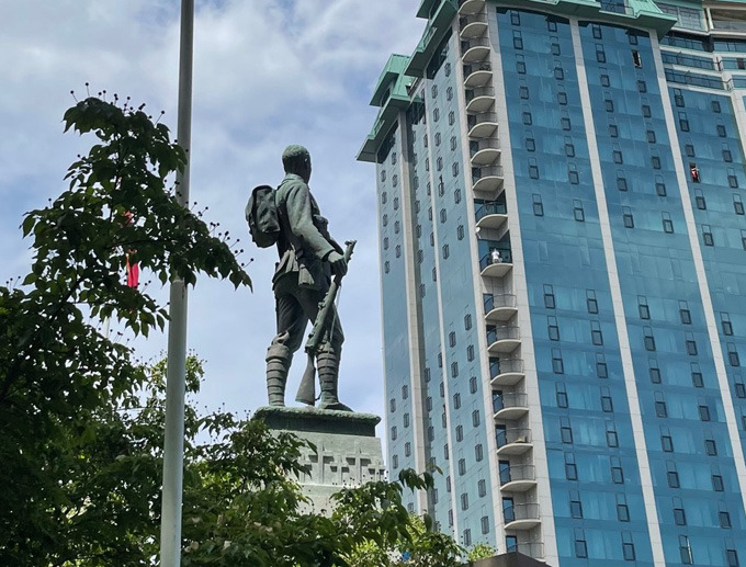 Clifton Hill war memorial in Niagara Falls