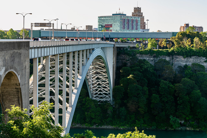how to cross the border into Niagara Falls Canada
