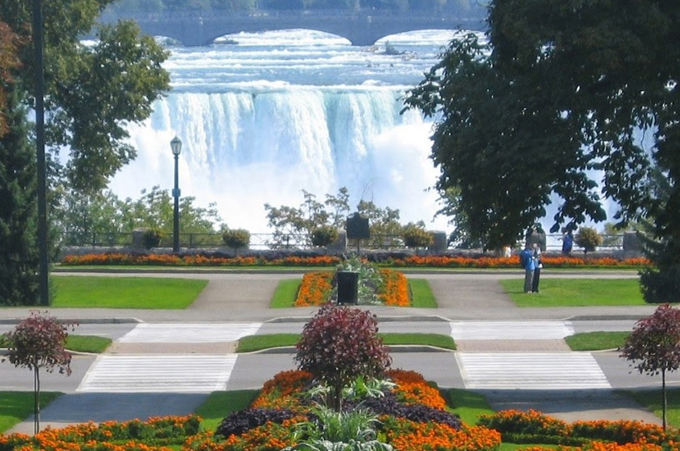 Niagara Falls area is walkable